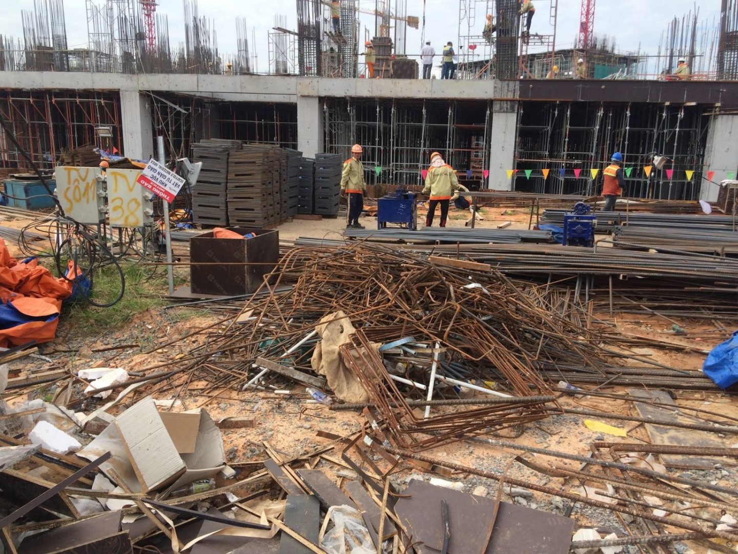 Công ty thu mua phế liệu công trình giá cao PLMP uy tín #1 1 thu mua phe lieu cong trinh 3 1536x1152 1